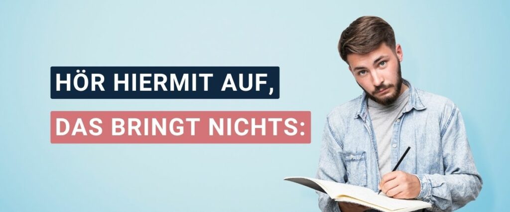 Mann mit einer To-do-Liste der in die Kamera schaut