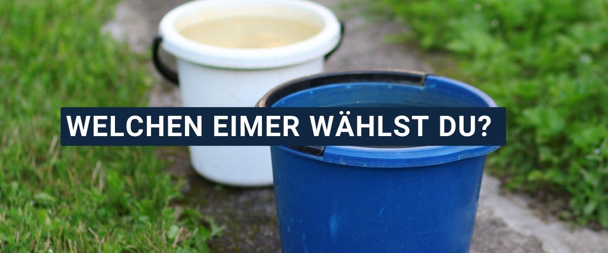 zwei mit Wasser gefüllte Eimer auf einem Weg