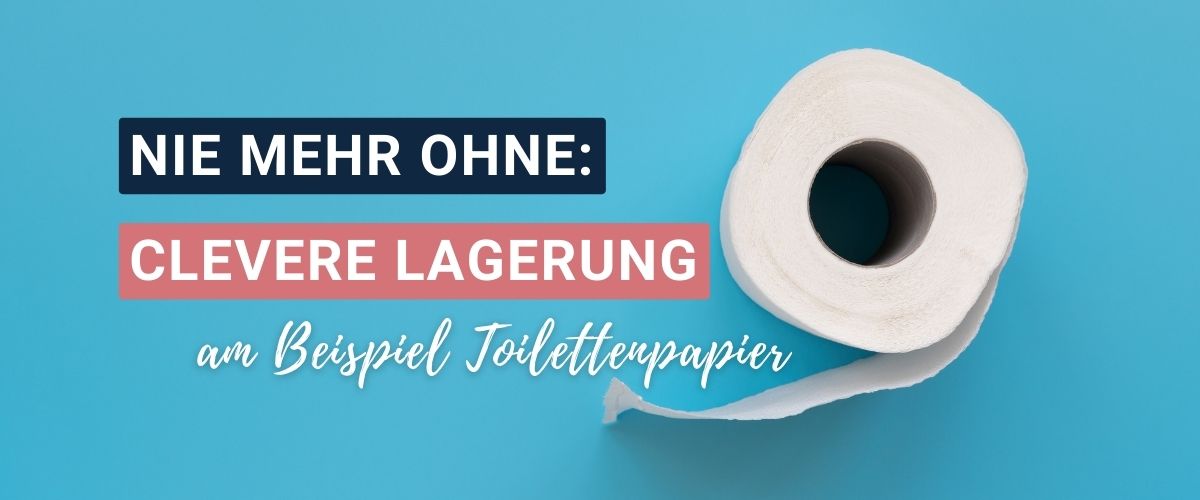 Eine Rolle Toilettenpapier auf blauem Hintergrund