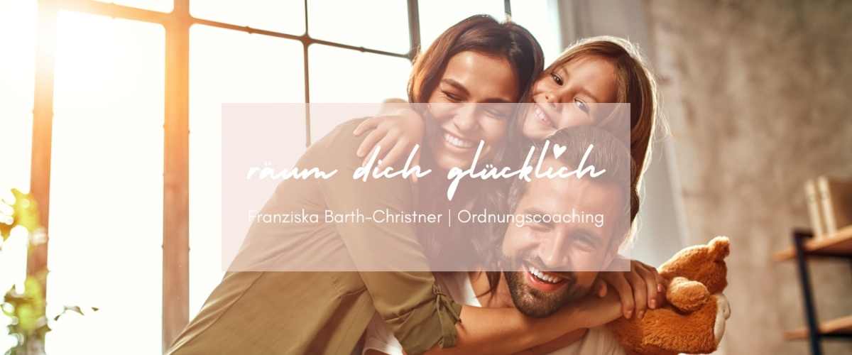 glückliche dreiköpfige Familie, im Vordergrund "räum dich glücklich" Logo