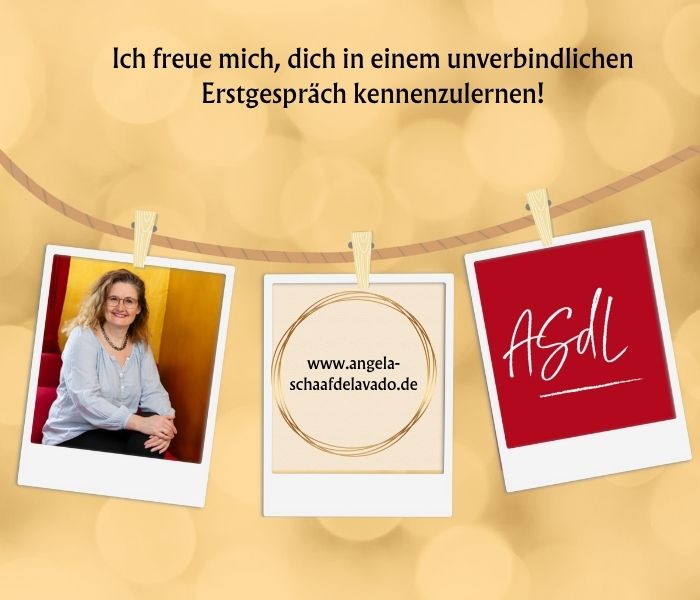 An einer Wäscheleine hängen drei Polaroidbilder. Eines mit einem Foto von Angela Schaaf de Lavado, eines mit ihrer Websiteadresse www.angela-schaafdelavado.de und eines mit ihrem Firmenlogo.