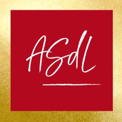 Auf rotem Untergrund stehen die Buchstaben ASdL, die die Anfangsbuchstaben von Angela Schaaf de Lavado darstellen.