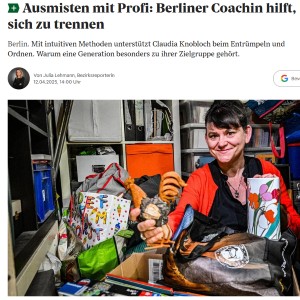 Ordnungscoach Claudia Knobloch mistet einen Keller aus.