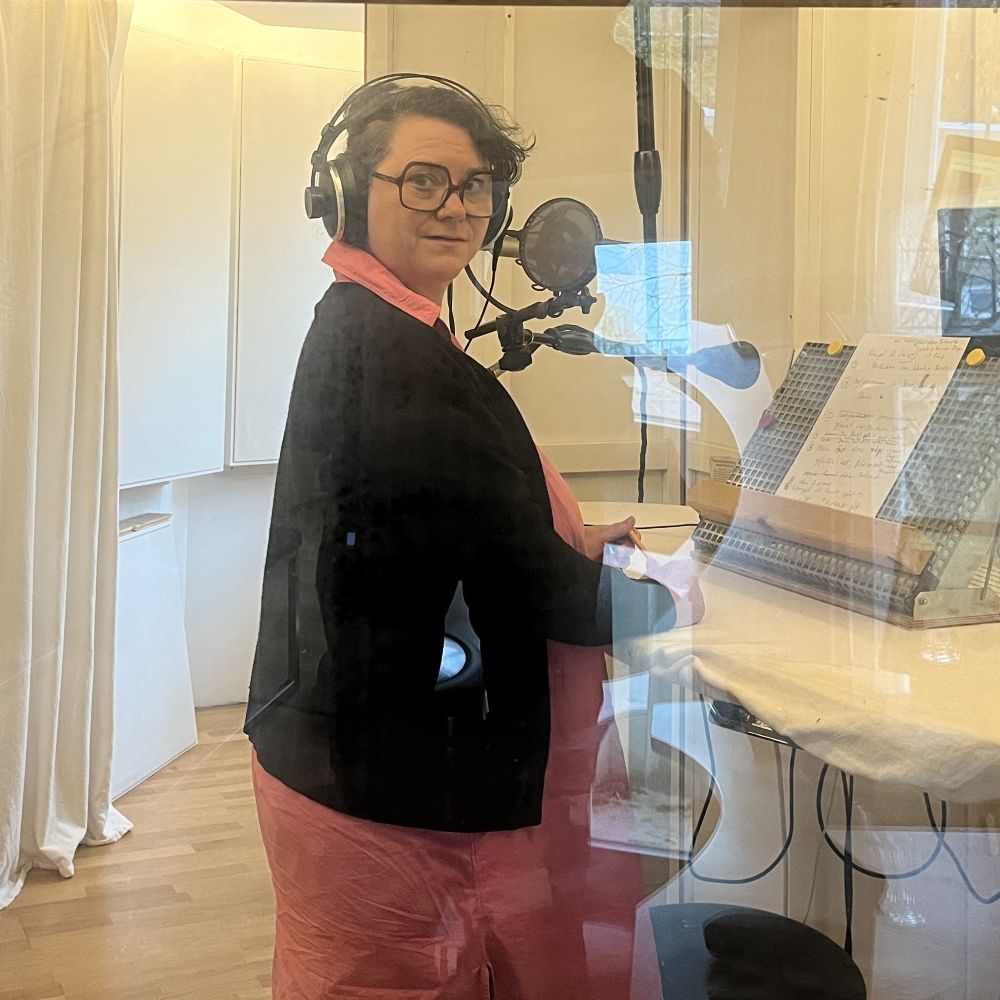 Ordnungscoach Claudia Knobloch nimmt einen Podcast auf